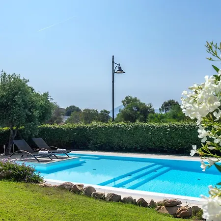 Casa Laura Al Mare Con Piscina 別荘 *